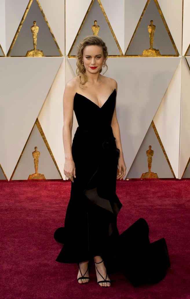 1) Brie Larson porte une robe d'Oscar de la Renta