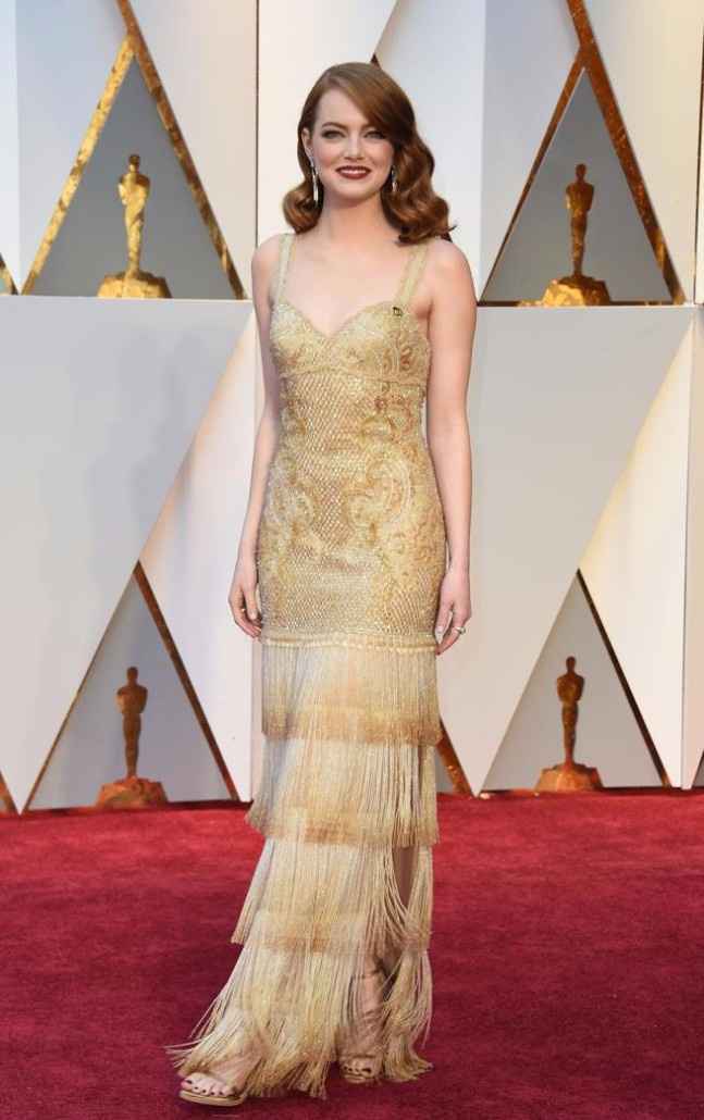 2) Emma Stone porte une robe Givenchy