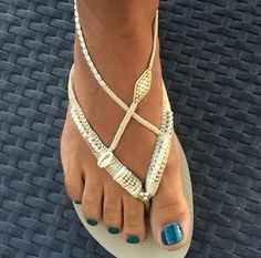 B : des sandales