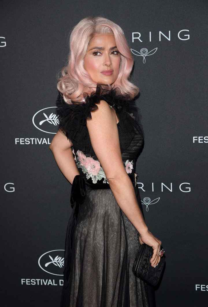 1- Les cheveux roses de Salma Hayek
