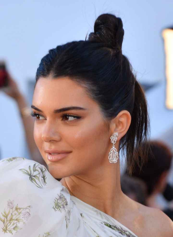 4- Le chignon bun samouraï de Kendall Jenner