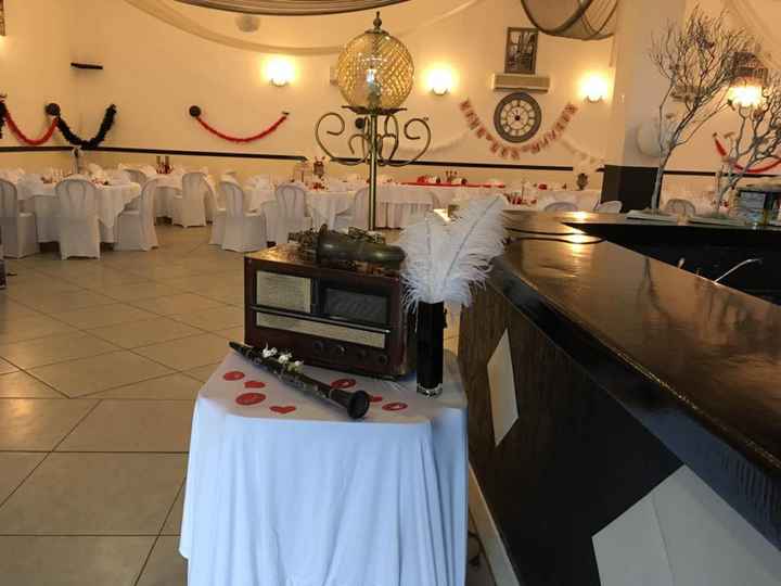 poste vintage, lustre sur pied, clarinette