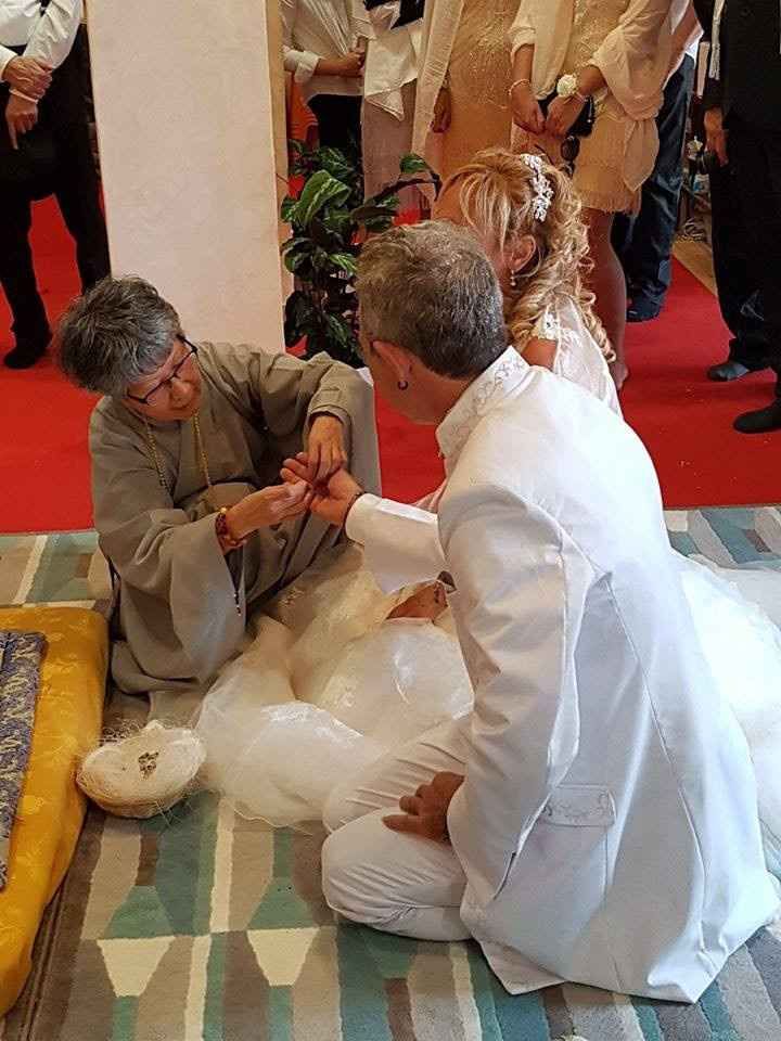 Offrande de bracelet boudhiste béni par les moines