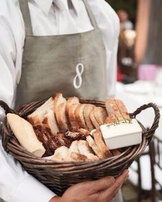 3. Serveur-boulanger en tablier