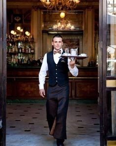 4. Garçon de café parisien