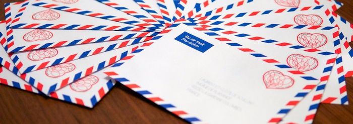 Des enveloppes multicolores