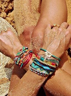 B : Des petits bracelets artisanales