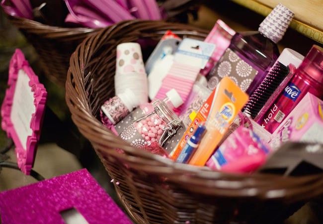 Un panier de secours dans les toilettes