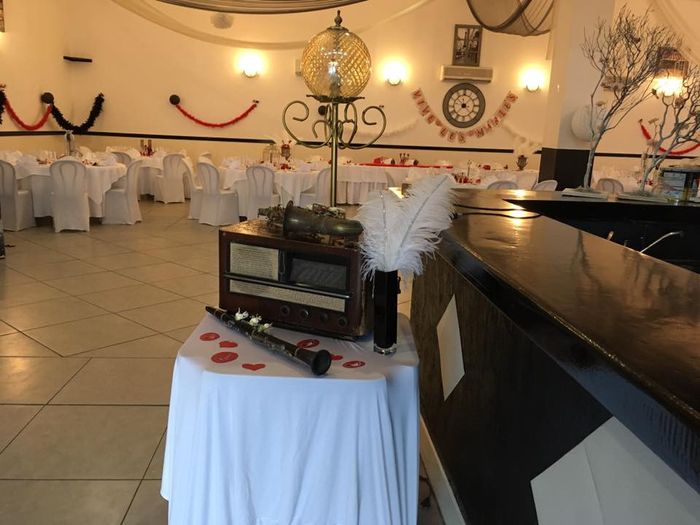poste vintage, lustre sur pied, clarinette