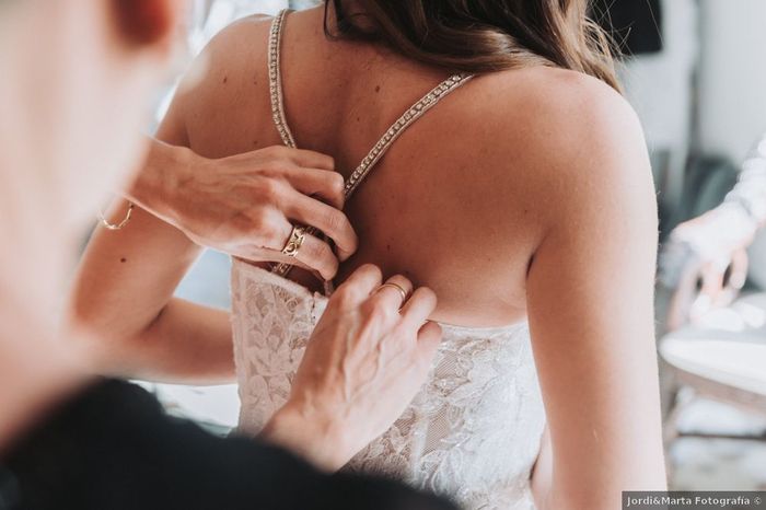 Des bretelles en strass croisées dans le dos 💎 2