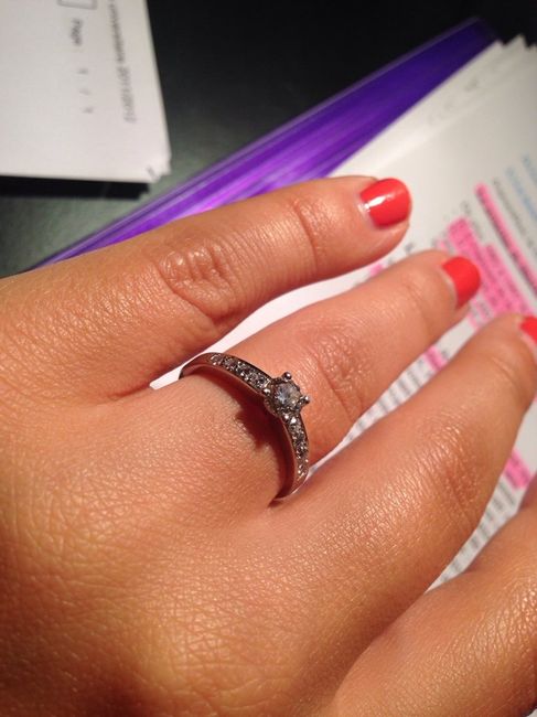 Qui porte une bague de fiançailles ? - 1