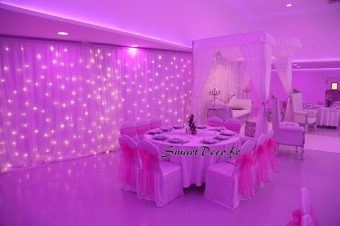 Draps blancs et guirlandes lumineuses - 1