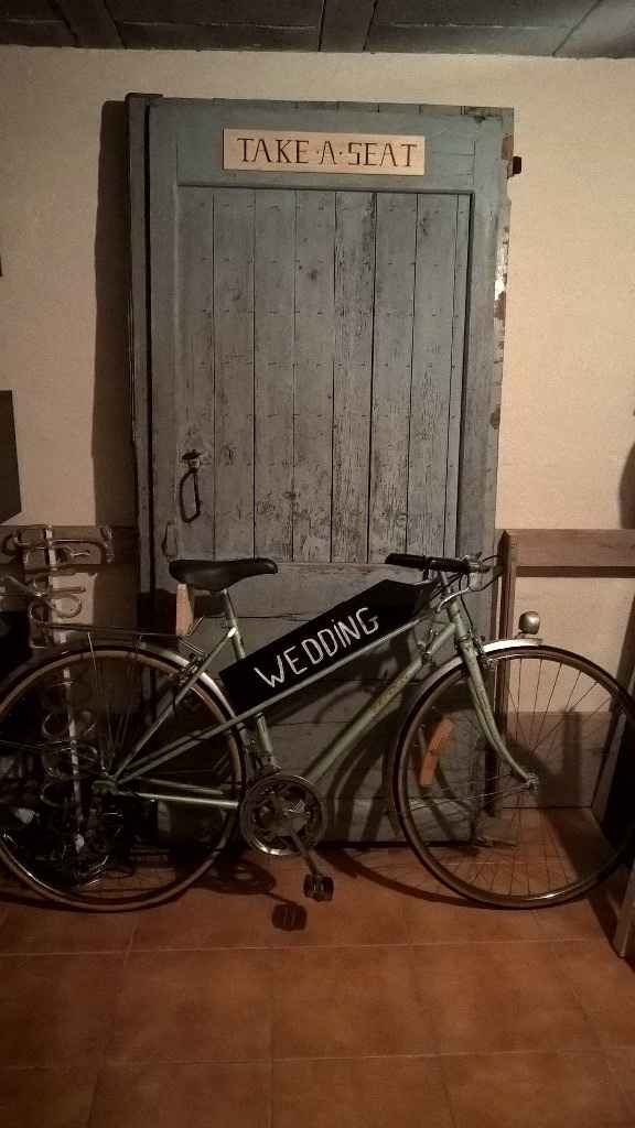 Porte ancienne et vieux vélo