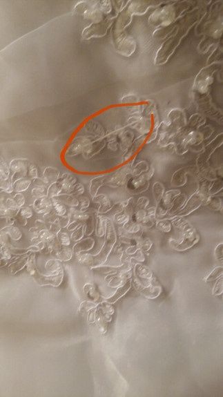 Fils qui passent par dessus le tissu