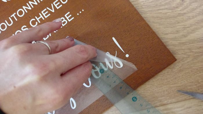 Tuto application sticker écriture blanche pour panneau en bois, cartonné ou miroir 🟫 5