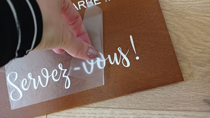 Tuto application sticker écriture blanche pour panneau en bois, cartonné ou miroir 🟫 6