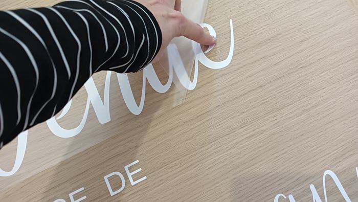 Notre panneau de bienvenue en bois et stickers écritures blanches annoncé par nos enfants 🥰🟫 2