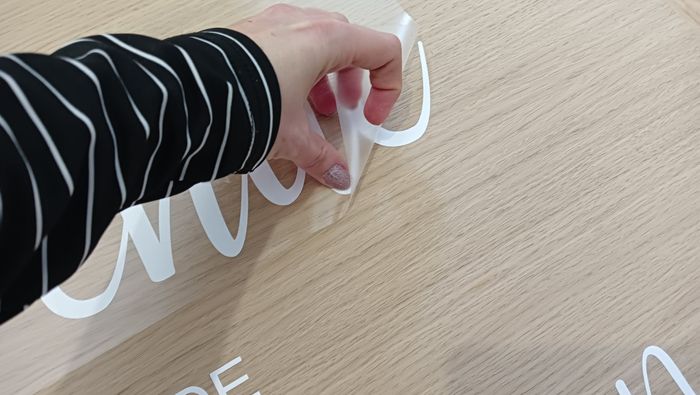 Notre panneau de bienvenue en bois et stickers écritures blanches annoncé par nos enfants 🥰🟫 3