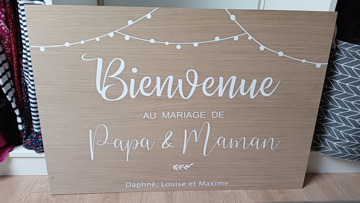 Notre panneau de bienvenue en bois et stickers écritures blanches annoncé par nos enfants 🥰🟫 4