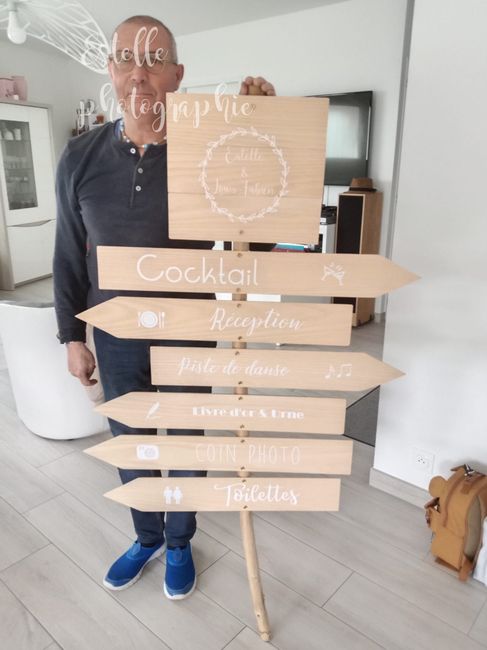 Notre panneau multi directionnels en bois et stickers écritures blanches ⬅️ ➡️ 🟫 4
