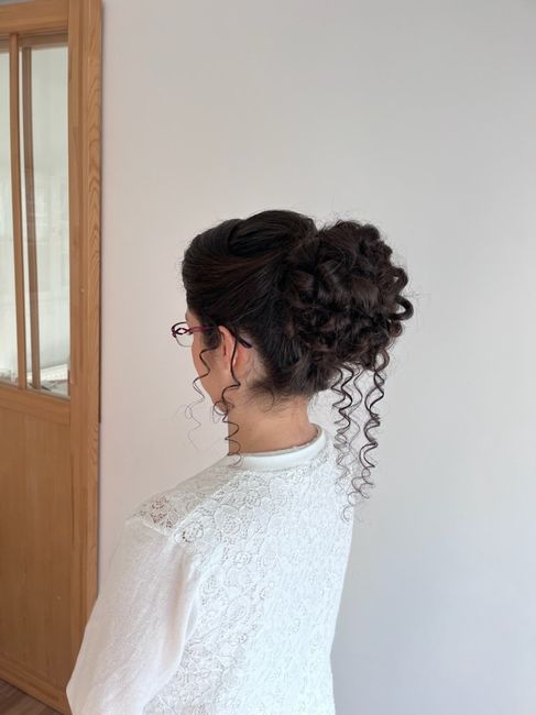 Essai coiffure mariage chignon haut bouclé avec fleurs 💆 👰🏻 3