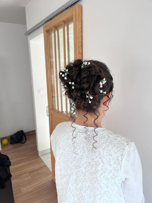 Essai coiffure mariage chignon haut bouclé avec fleurs 💆 👰🏻 4