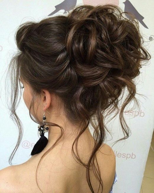 Essai coiffure mariage chignon haut bouclé avec fleurs 💆 👰🏻 7