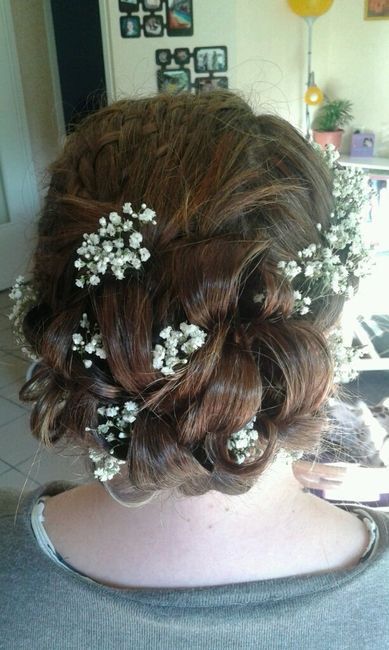 Essai coiffure mariage chignon haut bouclé avec fleurs 💆 👰🏻 8
