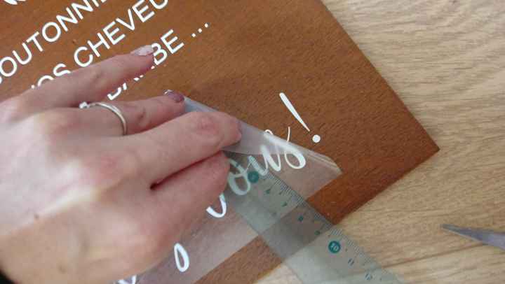 Tuto application sticker écriture blanche pour panneau en bois, cartonné ou miroir 🟫 - 4