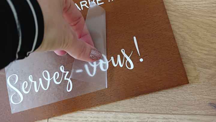 Tuto application sticker écriture blanche pour panneau en bois, cartonné ou miroir 🟫 - 5