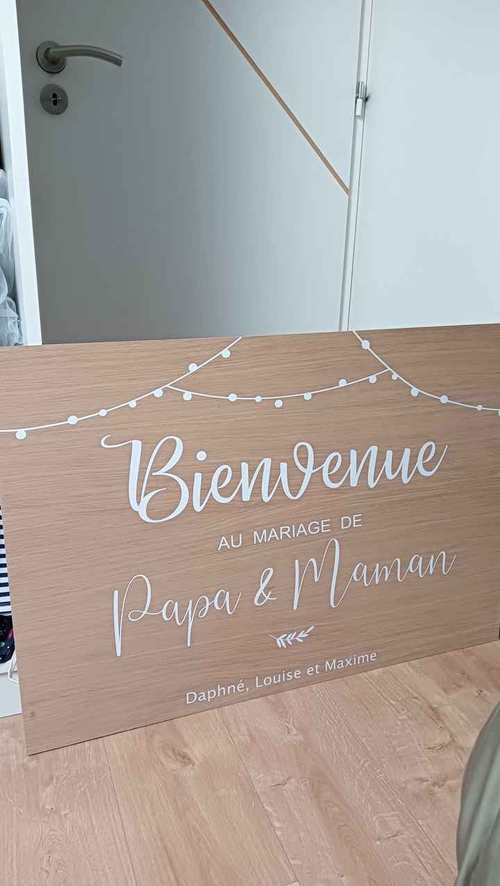 Notre panneau de bienvenue en bois et stickers écritures blanches annoncé par nos enfants 🥰🟫 - 1