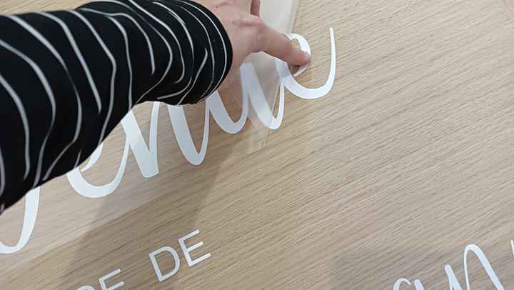 Notre panneau de bienvenue en bois et stickers écritures blanches annoncé par nos enfants 🥰🟫 - 2