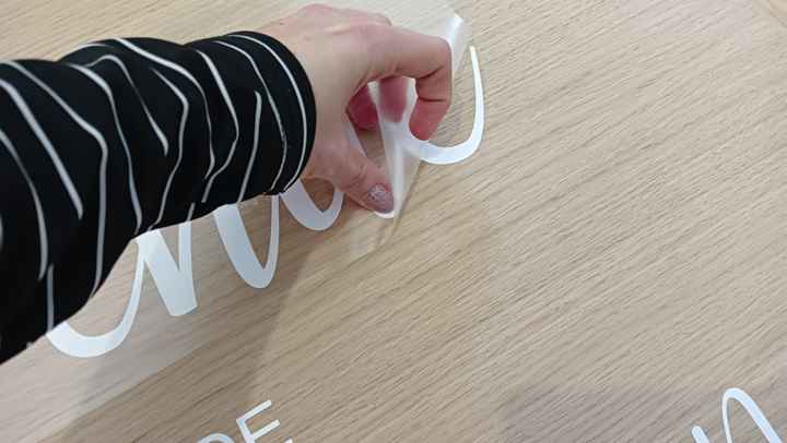 Notre panneau de bienvenue en bois et stickers écritures blanches annoncé par nos enfants 🥰🟫 - 3