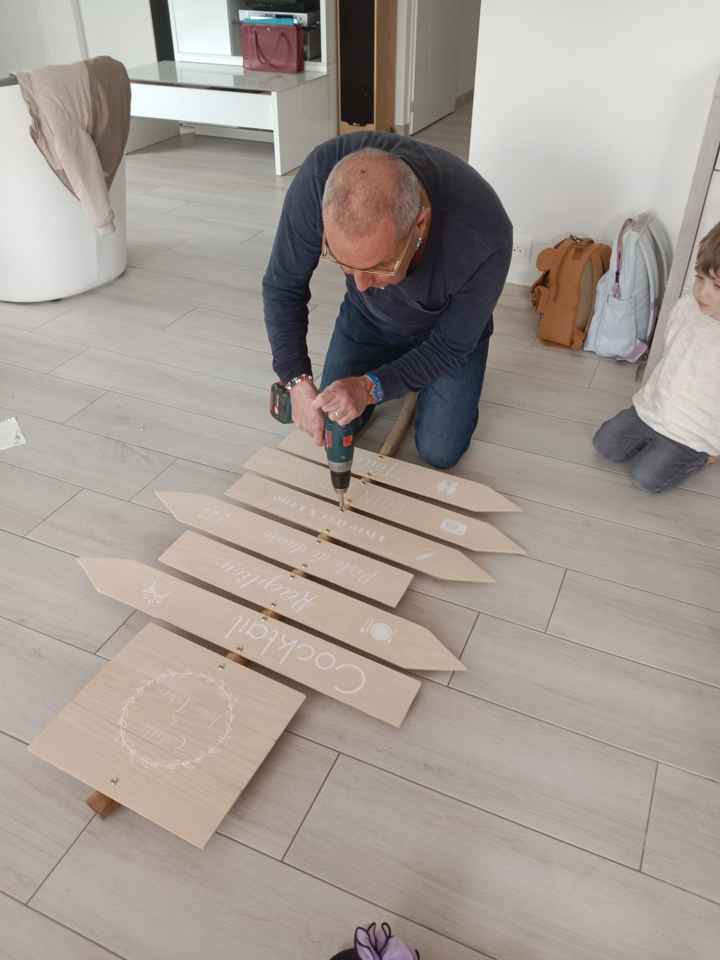 Notre panneau multi directionnels en bois et stickers écritures blanches ⬅️ ➡️ 🟫 - 1