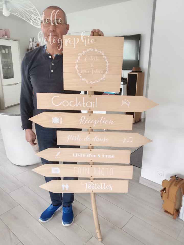 Notre panneau multi directionnels en bois et stickers écritures blanches ⬅️ ➡️ 🟫 - 3
