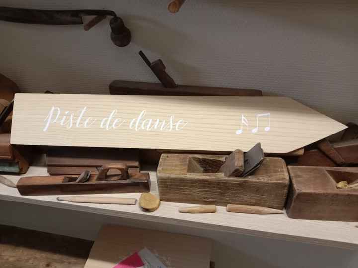 Notre panneau multi directionnels en bois et stickers écritures blanches ⬅️ ➡️ 🟫 - 5