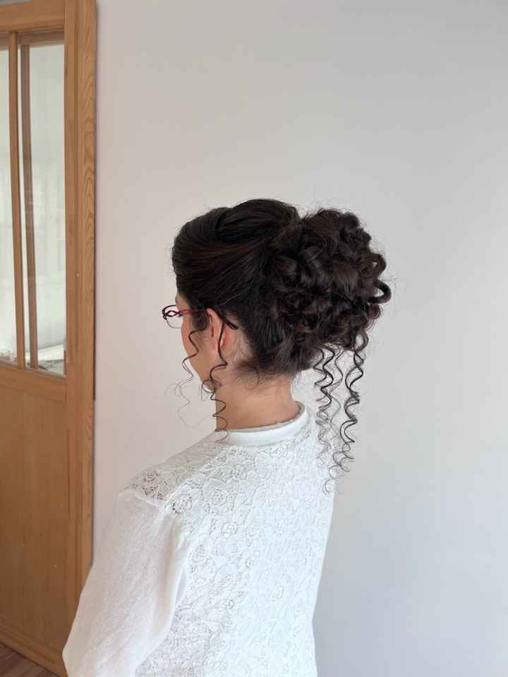 Essai coiffure mariage chignon haut bouclé avec fleurs 💆 👰🏻 - 2