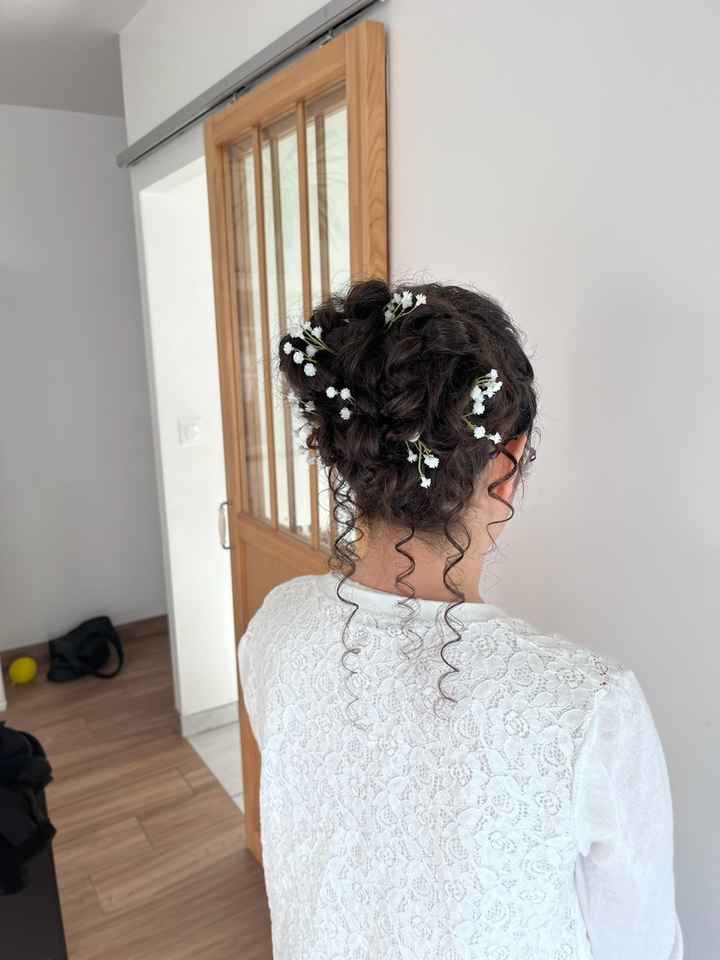 Essai coiffure mariage chignon haut bouclé avec fleurs 💆 👰🏻 - 3