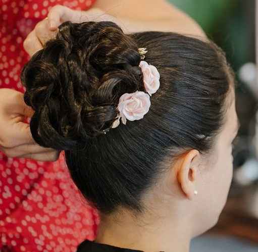 Essai coiffure mariage chignon haut bouclé avec fleurs 💆 👰🏻 - 9