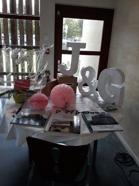 Table urne, lettres, et livres photos des travaux de notre maison