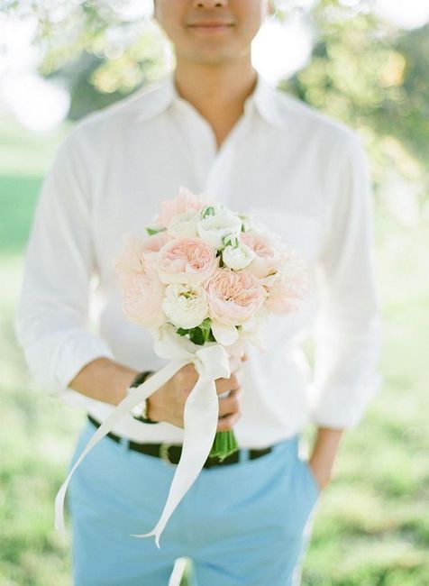 Et si... Mr mettait simplement un pantalon a pince bleu clair et une chemise blanche ? Avec un nœud 
