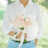 Et si... Mr mettait simplement un pantalon a pince bleu clair et une chemise blanche ? Avec un nœud 