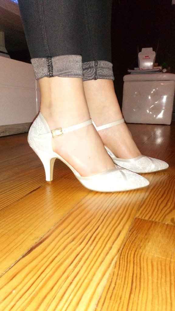Une nouvelle paire de chaussures. - 1