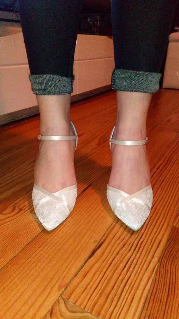Une nouvelle paire de chaussures. - 2