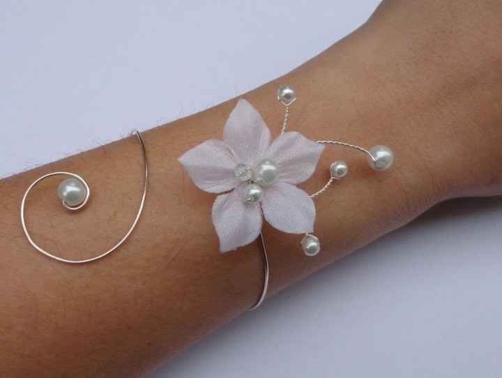  Bracelets. - 2