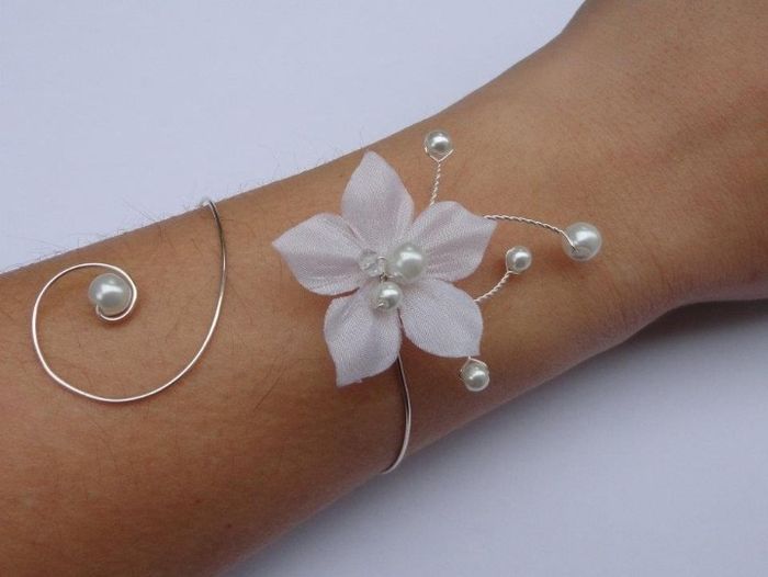  Bracelets. - 2