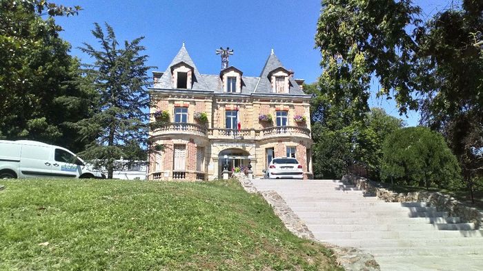 Ma mairie et église. - 4