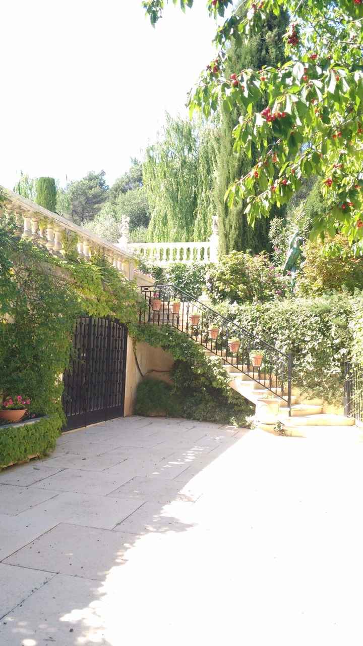 devant la salle ( entrée porte marron à gauche) 