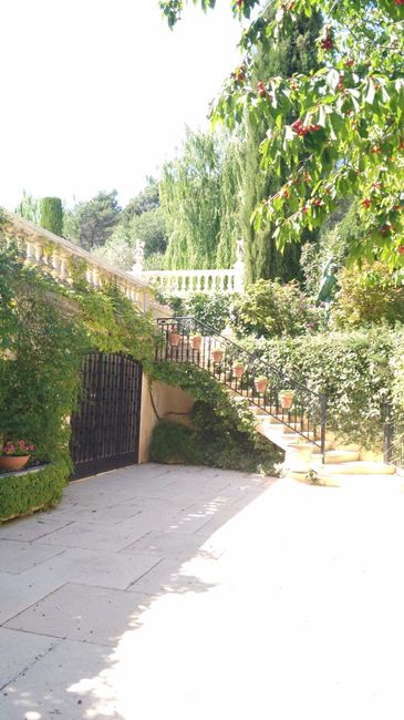 devant la salle ( entrée porte marron à gauche) 