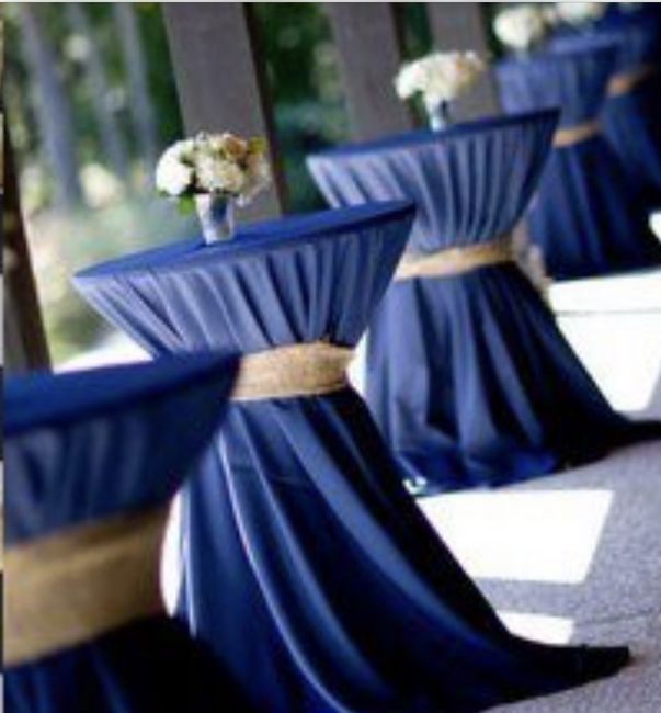 Idée décoration table cocktail nappage bleu roy
